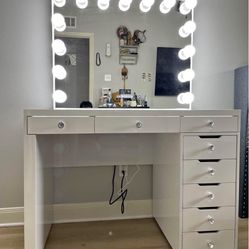 Glamorous Vanity Makeup Mirrors 