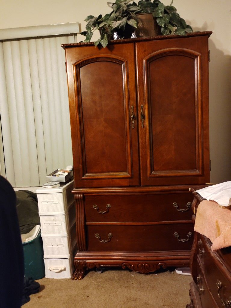 Armoire In Great Condition