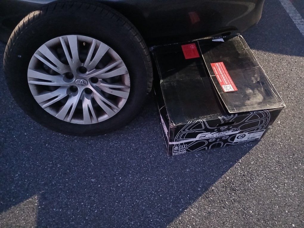 Set Of Camry Hub Cap Rims And Tire