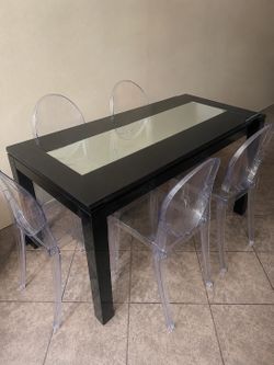 Table with 4 chairs