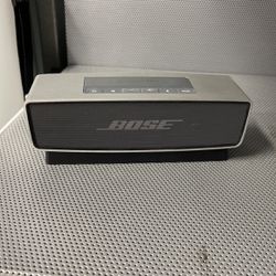 Bose Bluetooth Speaker With Stand And Charger 