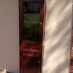 BEAUTIFUL CABINET WITH GLASS DOOR.