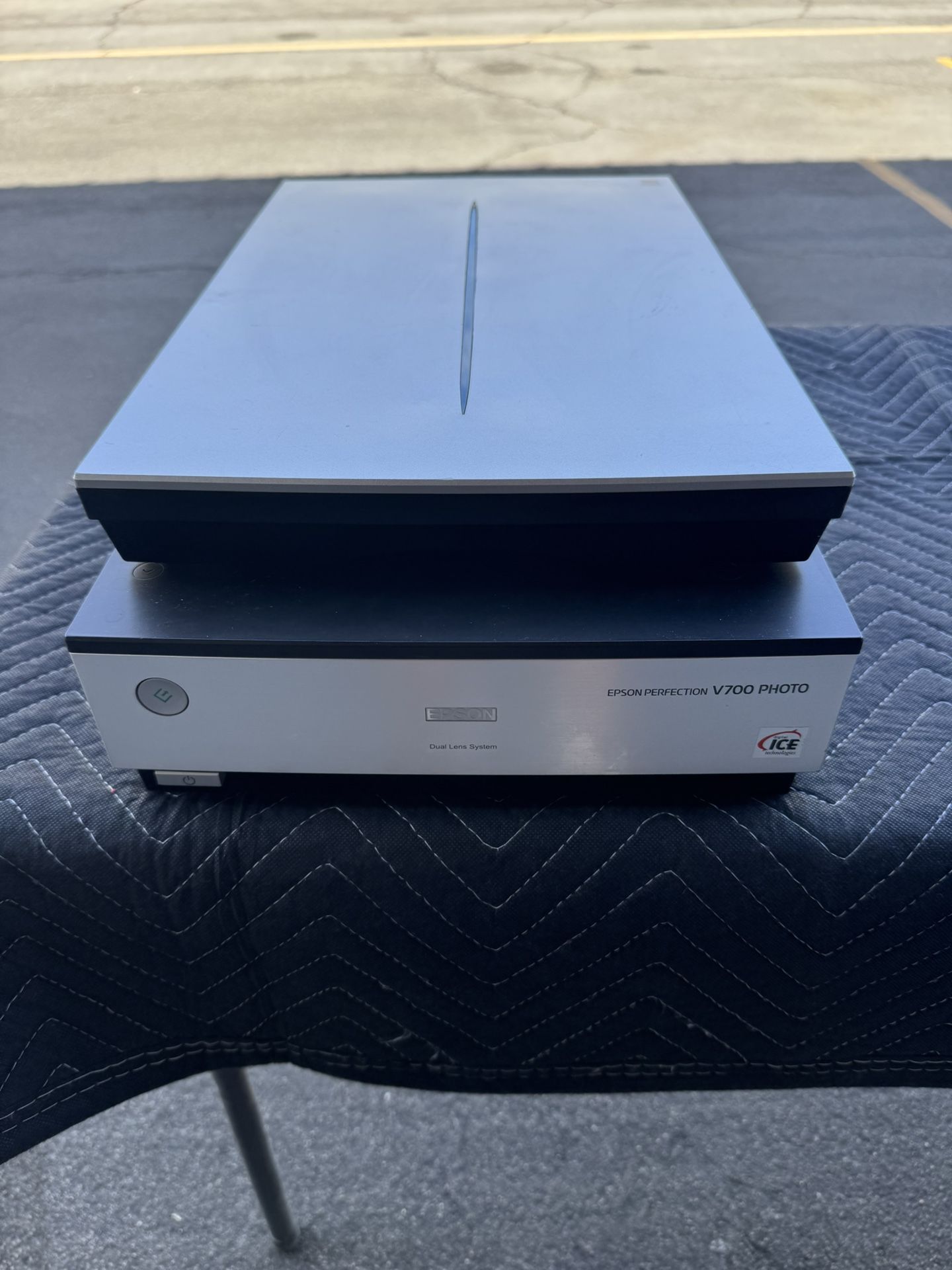 Epson Perfection V700 Photo Flatbed Dual Lens Scanner