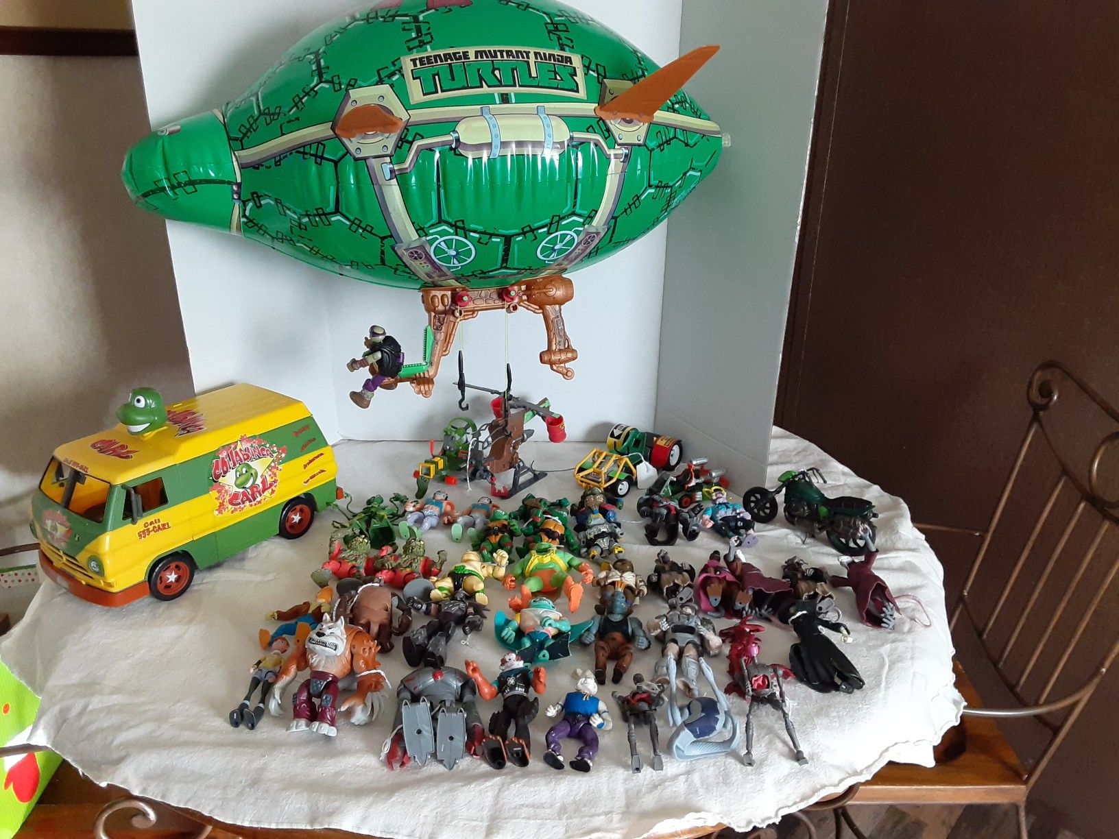 TMNT 1980,S AND 90'S LOT OF ORIGINAL FIGURES COWABUNGA CARL VAN AND BLIMP