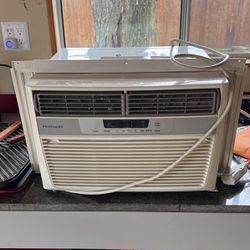Frigidaire Window Air conditioner 6000 BTU - Like New Used - 