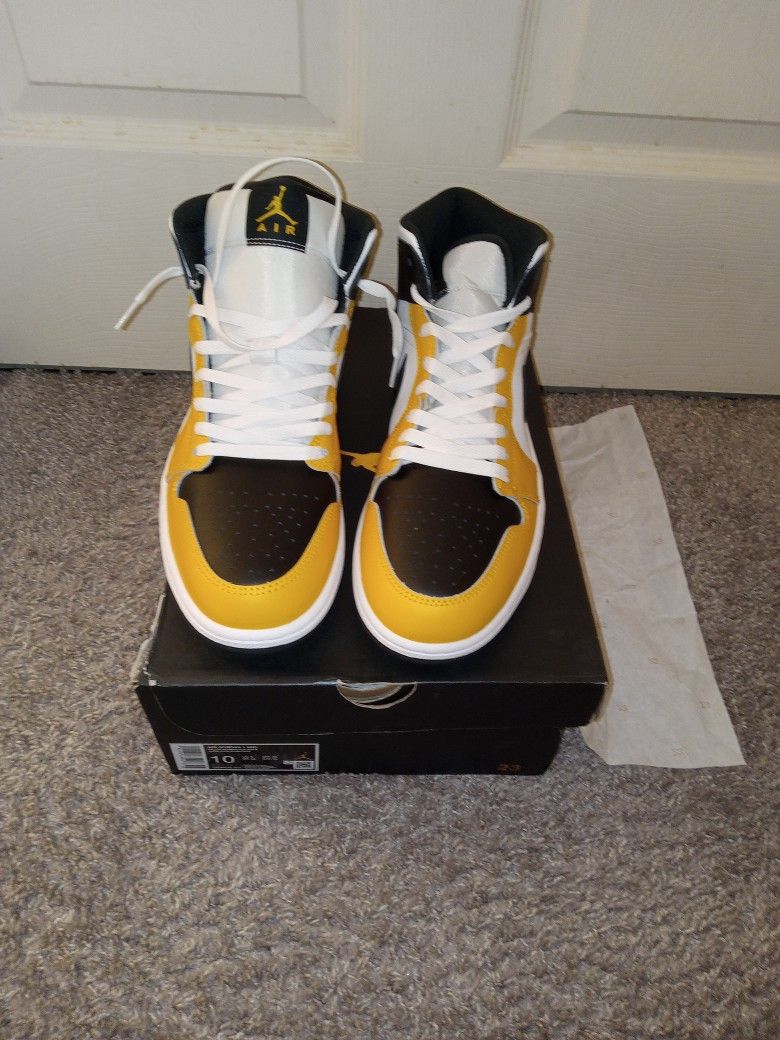 Jordan's New In Box Men Size 10. 4o2 383 391o