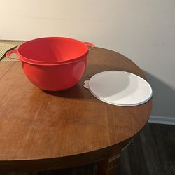 Large Tupperware Bowl 10 L bowl 42 cups for Sale in Duluth, GA