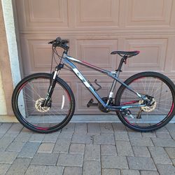 GT LAGUNA PRO 27.5 INCH MOUNTAIN BIKE LIKE NEW ( CHECK MY OTHER BIKES)