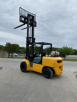 Forklift Komatsu 9000 lbs capacity 2 long stage side shift dual pneumatic tires!!