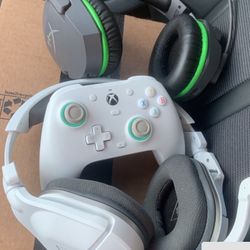 Xbox Pro Controller & 2 Headsets Bundle OPEN TO NEGOTIATE PRICE AND MIX AND MATCH ITEMS 