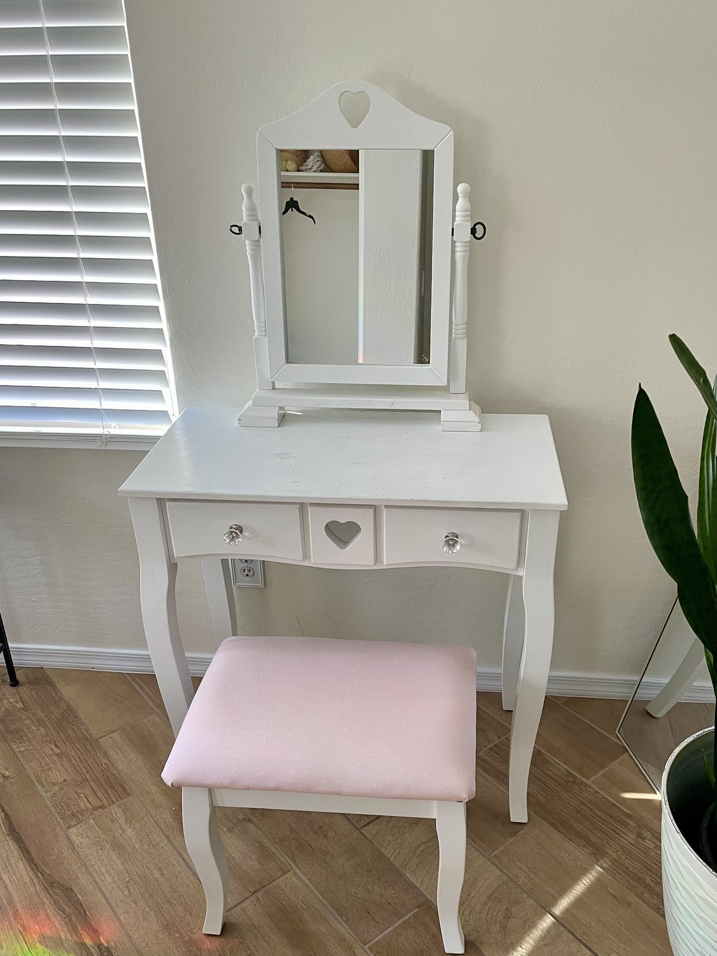 White Heart Design Vanity / Makeup Desk