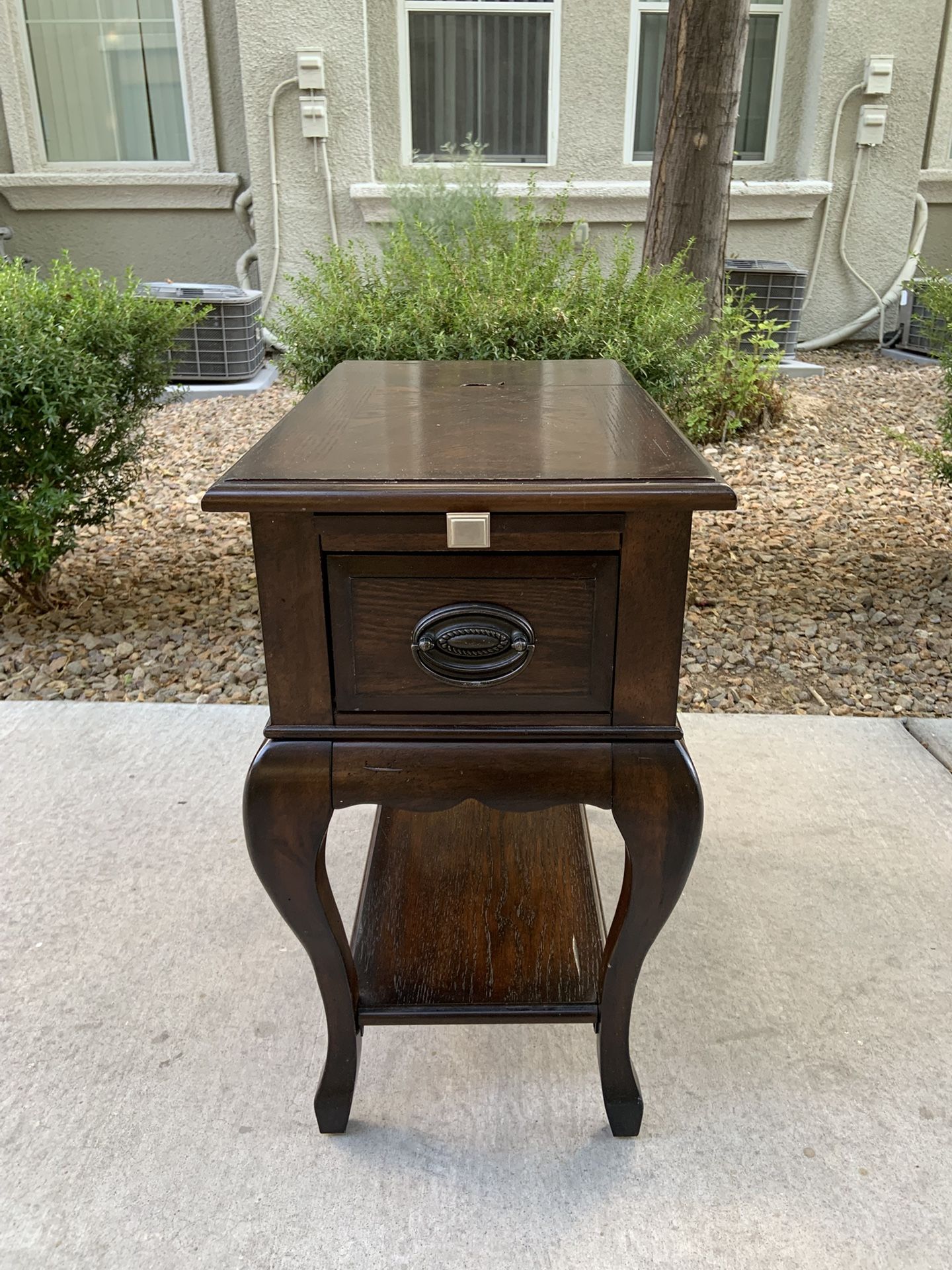 Lane Home Furnishings End or Side Table with Power Outlets