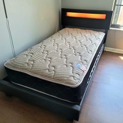 NEW Twin-Size MATTRESS and BOX SPRING. Bed frame not included👍