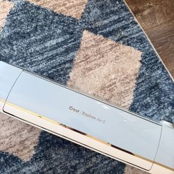 Cricut Explore Air 2 - Set W/ 20+ Vinyl Rolls