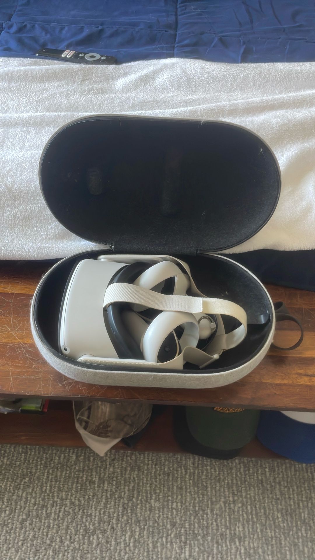 Oculus Quest 2 w/ Carrying Case