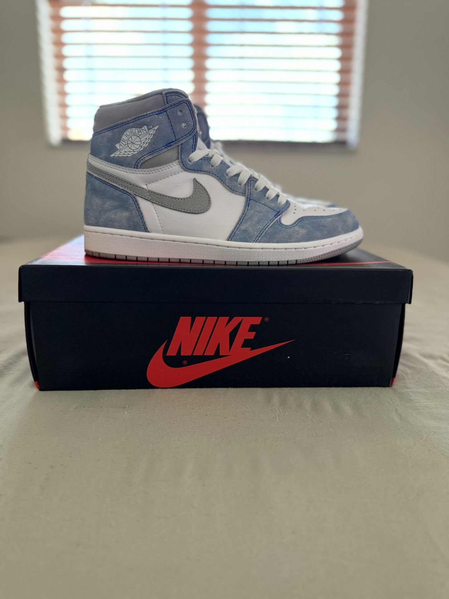 Air Jordan 1 Retro High OG ‘Hyper Royal’