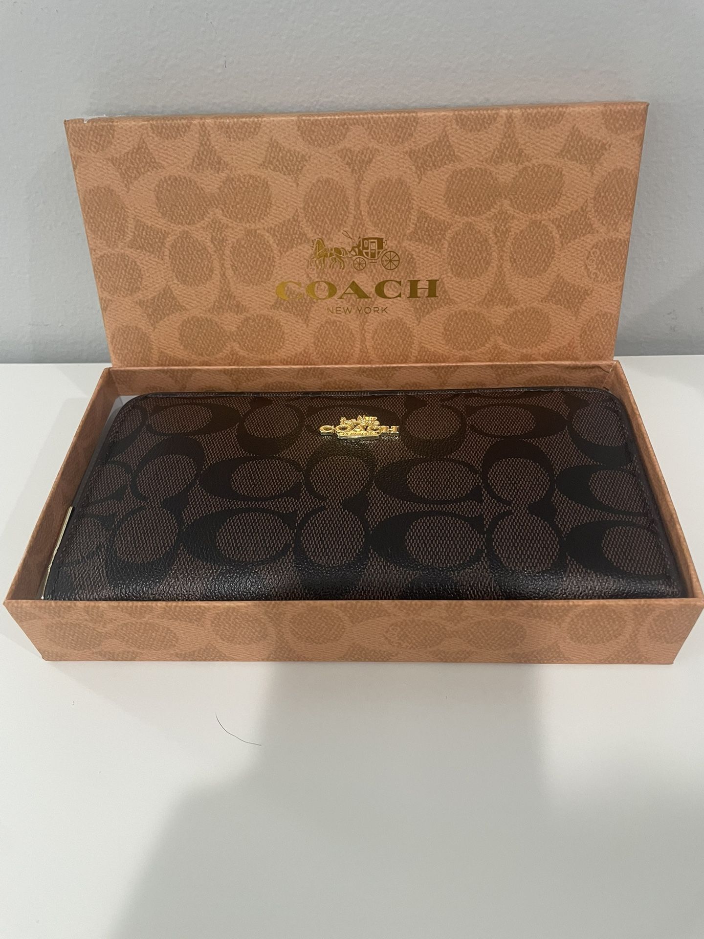 Brand New Woman’s Coach Signature zip Wallet Purse