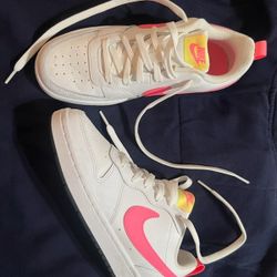 Girls Nike Shoes (Kids - Size 4)