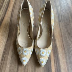 🌼 Feminine & Flirty! Size [insert size] Daisy Embroidered Heels 🌼