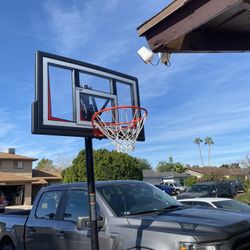 LIFETIME BASKETBALL HOOP 