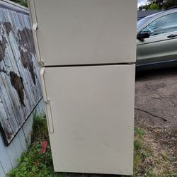 GE top freezer refrigerator 18.2 cu ft