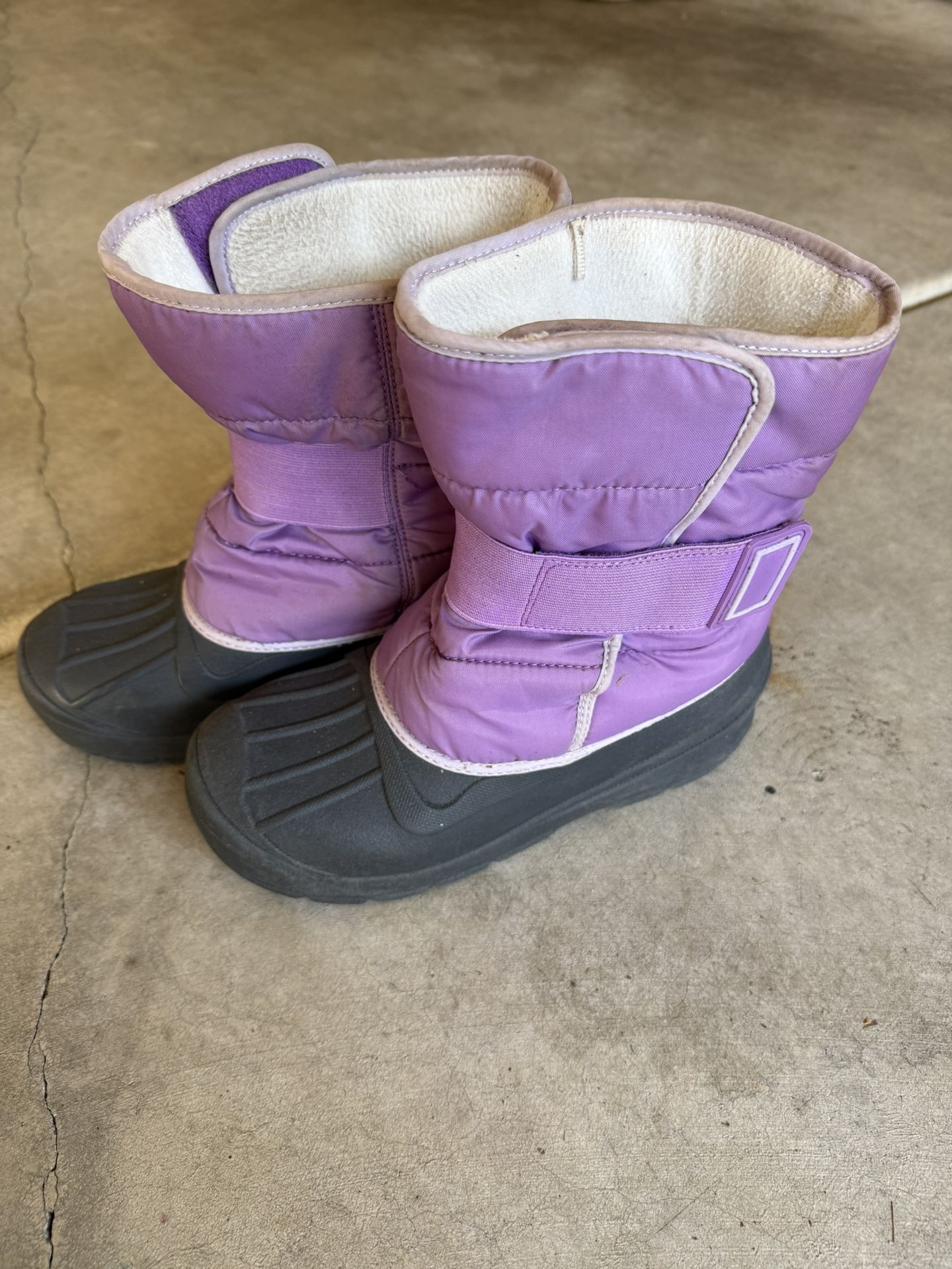 Girls purple snow boots size 4 in excellent condition only used a couple times.