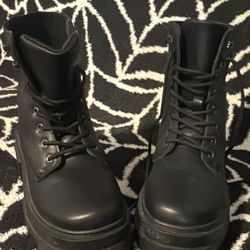 Combat boots size 6 New