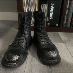 Beat the Hell Up Dr. Martens, Comfortable Women Or Men Boots. They Will Stomp; Make You Feel So Cool, They’re Are Súper Durable, Will Withstand Foreva