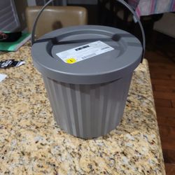 2 GALLON STORAGE/ TRASH CONTAINER WITH LID
