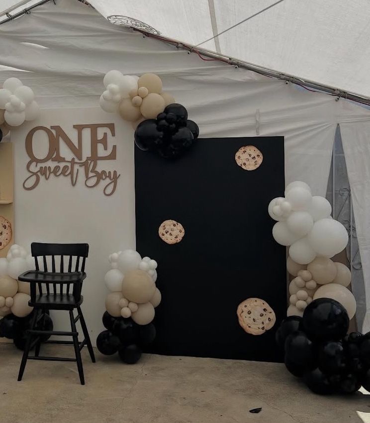 Black Wooden Backdrop And Balloon Garland