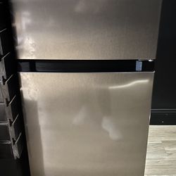 Vissani HVDR45PS 4.5 cu ft Compact Refrigerator – Stainless Look – Excellent Condition- LOOKS BRAND NEW!  (Marietta)