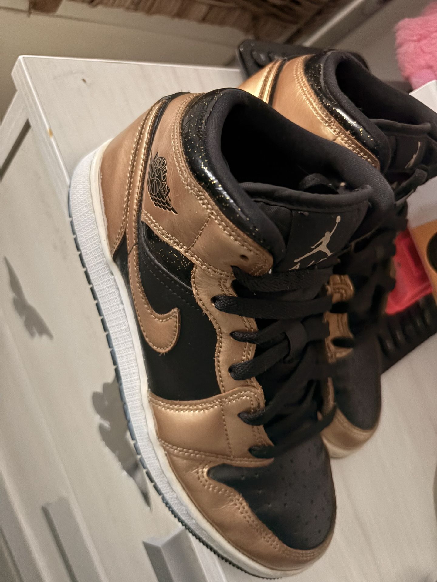Jordan 1 Mids Metallic Gold Black GS