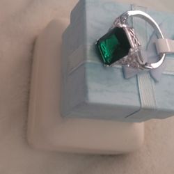 Elegant 925 Sterling Silver Emerald Ring Size 8