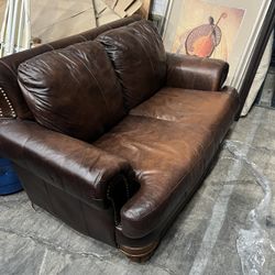 🔥 Loveseat For Sale — Big Style, Small Price! 🔥$150