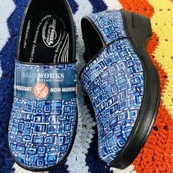 nice womèn slip Resistant new with tag size (8) only $25