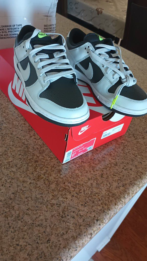 Nike Dunk Low ,Panda Size 6.5 M-8 W for Sale in Angeles, CA -