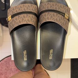 Micheal Kors Slip- On Slides
