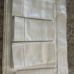 Set of six dinner napkins and six linen placemats