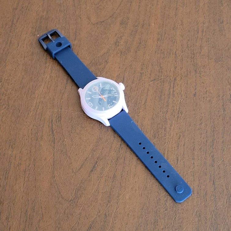 ESQ by Movado One Watch Unisex 42mm Purple Silicone Blue Band
ES.50.3.29.569 New, never been used. Still with seal on back and front