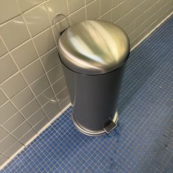 Garbage can 