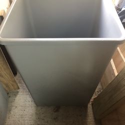 35 Gallon Rubbermaid Trash Can
