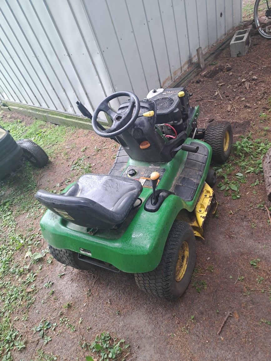 John Deere Riding Lawn Tractot 13hp C Series