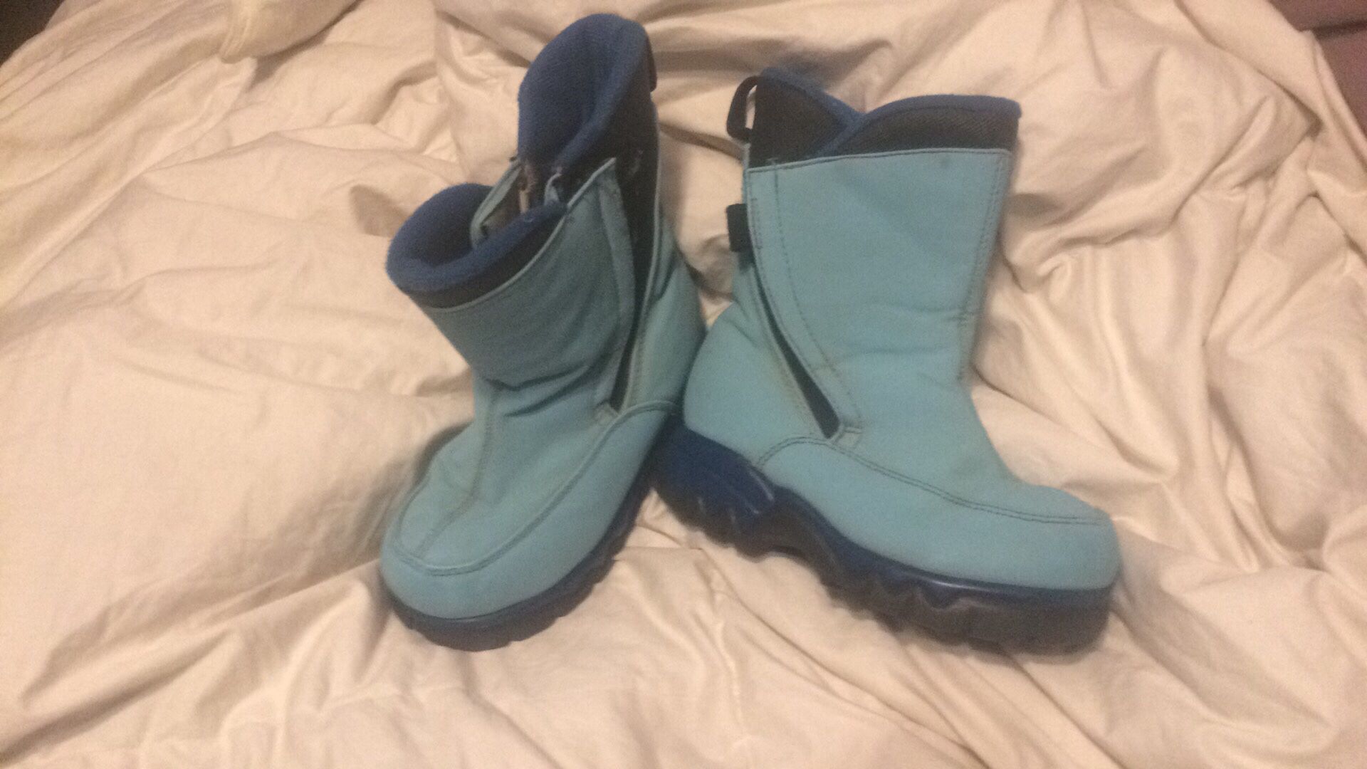 Kids snow boots pink sz 7 Blue 13...$5 each
