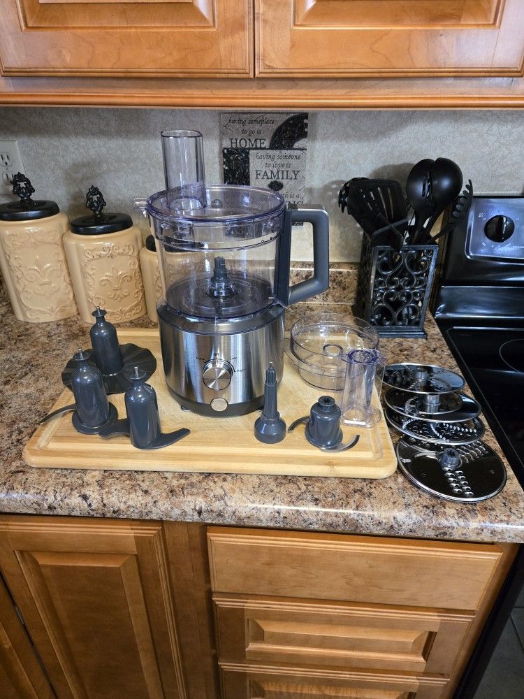 Like New GE 12 Cup Food Processor."CHECK OUT MY PAGE FOR MORE DEALS "