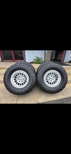 17" KMC w/ 35" BfGoodrich KO2 tires