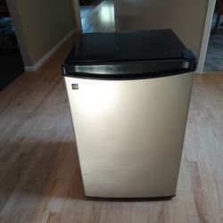 Mini Fridge GE