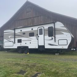 2022 StarCraft Autumn Ridge 30’9 Travel Trailer