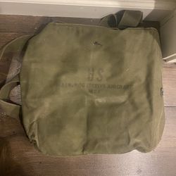 Vintage US military M – 24 aircraft gas mask, green canvas bag