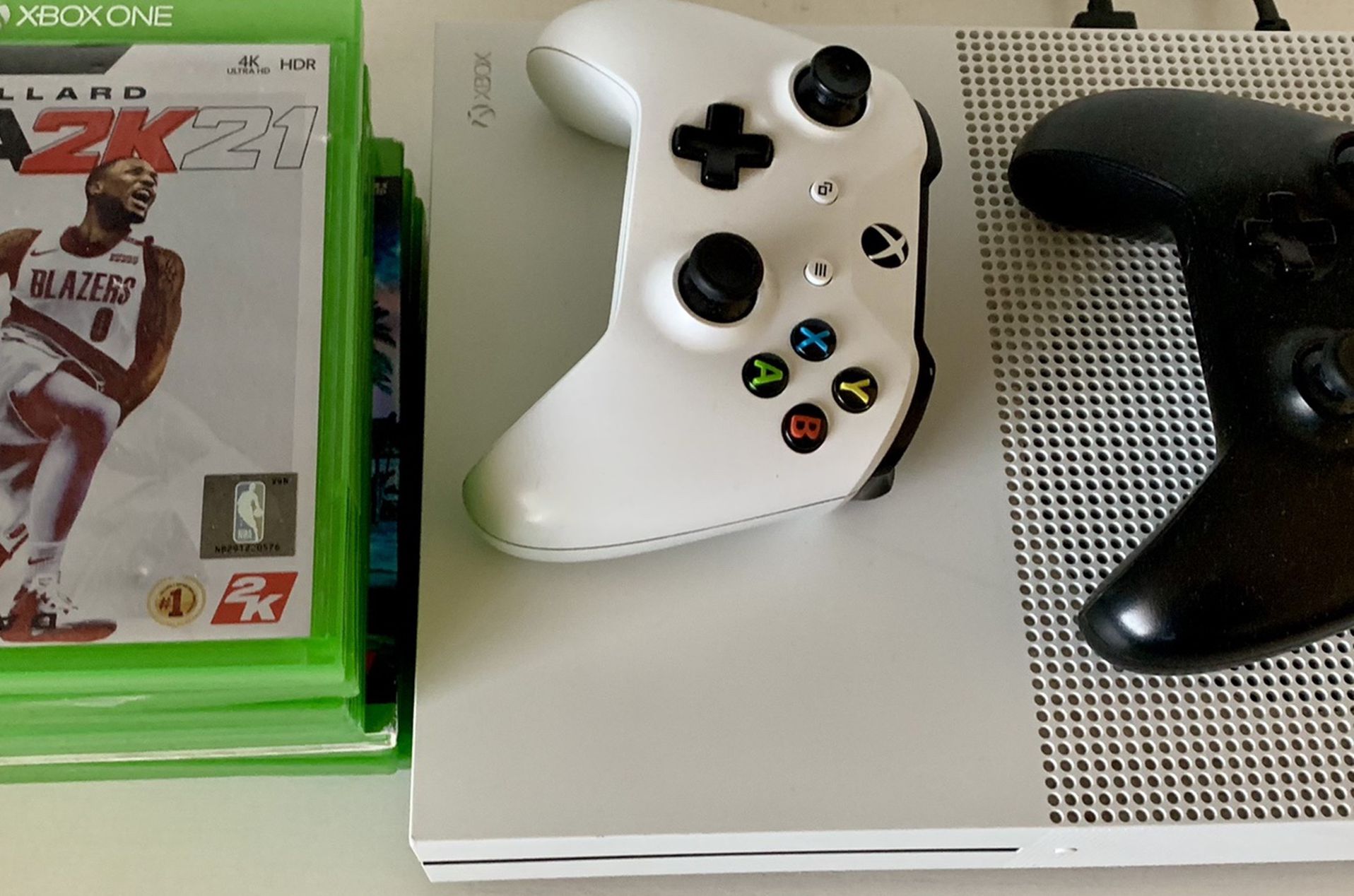 Xbox One S (2019) 1TB Bundle