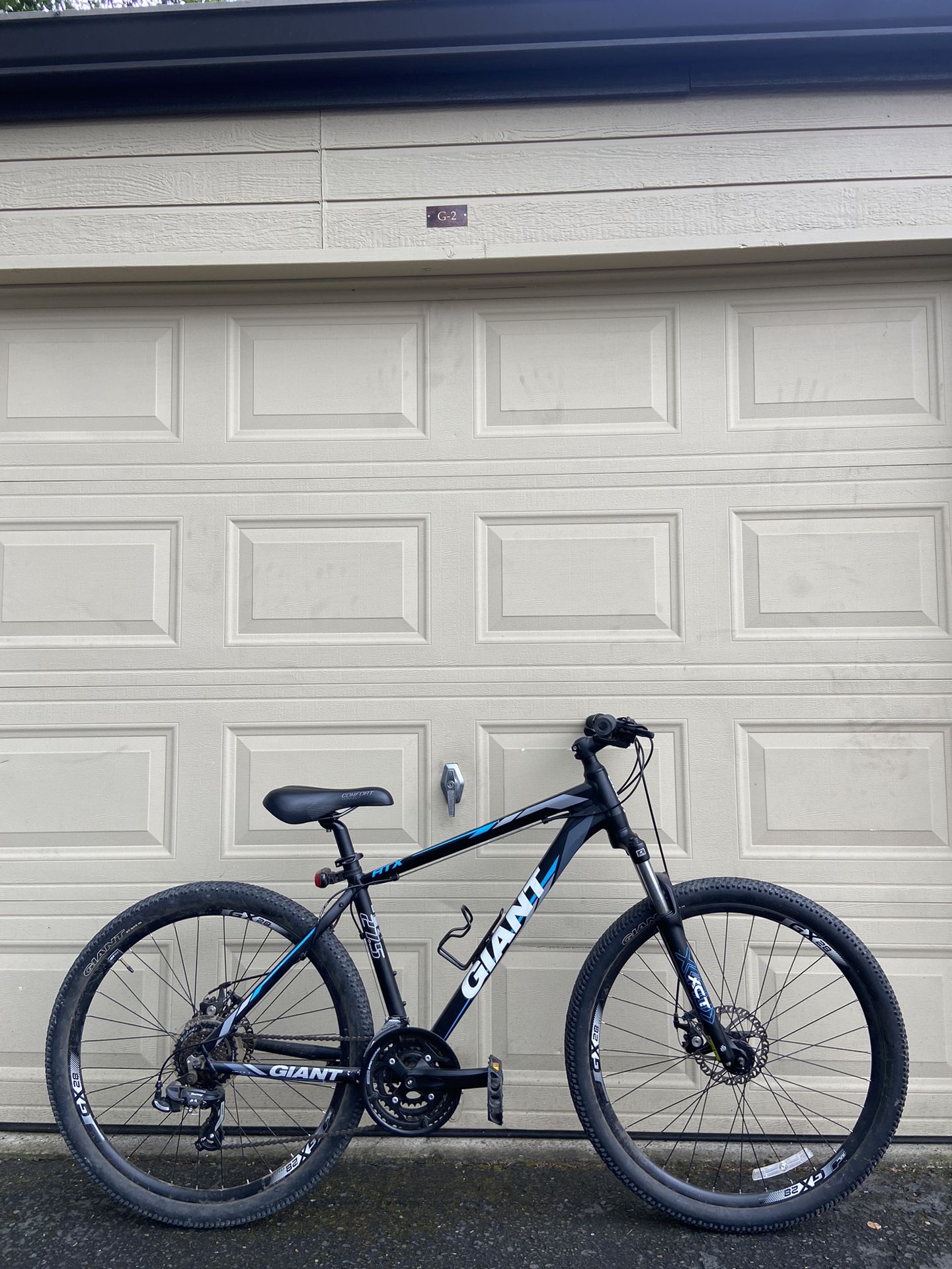 Giant ATX 2 Mountain Bike – 27.5” Wheels – Medium Frame – 21-Speed Bicycle